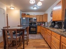 Birch Creek #1 - 1BR/1BA - Down Canyon，位于六月湖的酒店