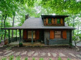 The Guest House - Historic Log cabin in Big Canoe，位于Marblehill的乡村别墅