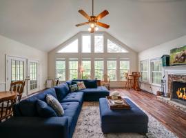 Lakefront Home with Private Dock - in Jasper GA，位于Talking Rock的酒店