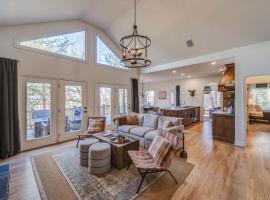 Beautiful Big Canoe home EV Lake & Golf，位于Afton的酒店