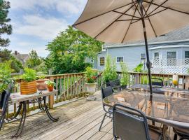 5 Mi to Salem! Lynn Apt By the Sea with Hot Tub，位于Lynn的酒店
