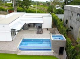 Nueva Finca, Piscina, Jacuzzi Y Fire Pit，位于Alcalá的酒店