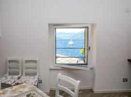 Casa Hygge - Lake Front - Photographer's Art Home，位于阿尔杰尼奥的酒店