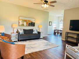 Farm to Coastal-Near Beaches, OWA, Foley Sportsplex, Shopping & Barber's Marina，位于Elberta的酒店