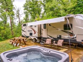 JB's Heavenly Hideaway - RV for 6 with Hot Tub，位于鸽子谷的酒店
