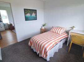 Karaka Modern 2 bedroom unit，位于Karaka的酒店