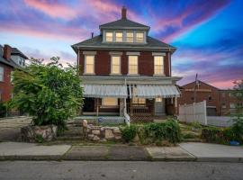 Cozy Renovated 19th Century Home, 5 Min to OSU!，位于哥伦布的酒店
