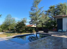 Countryside house with pool，位于Saint-Médard-en-Forez的酒店