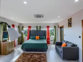 Kozmik Sensetionz Suite - 12min from UVF Airport