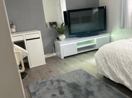 Comfortable Room Near Stacey's Corner Basildon，位于巴塞尔顿的酒店