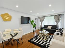 Newly Renovated Modern 3BR North York Bungalow with Patio! Close to Rogers Stadium, TTC Subway Access, Perfect for Family Travel, Group Trips or Work Stays!，位于多伦多的酒店