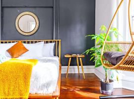 Jungle House Chillicothe Sleeps 12 Downtown Ohio Free Parking - Walk to Historic District - 3BR Luxury Home - Pet Friendly - King Beds - Over 5,800 Five Star Stays，位于奇利科西的酒店