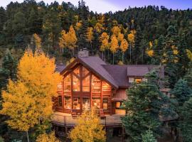 Secluded Angel Fire Retreat Deck and Stunning View!，位于天使之火的酒店
