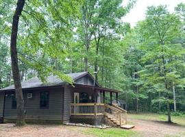 Peaceful, cozy cabin in the woods，位于墨菲的酒店