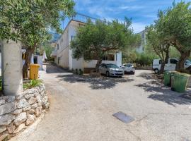 Apartments by the sea Tucepi, Makarska - 22005，位于图彻皮的酒店