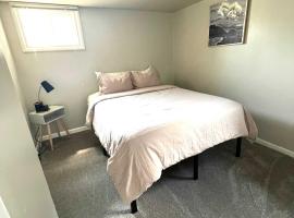 Cozy basement apartment - blocks from Old Town