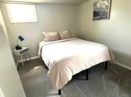 Cozy basement apartment - blocks from Old Town