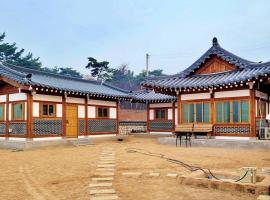 홍성군 편백나무 남당한옥，位于Hwangdo的民宿