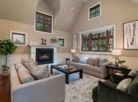 Spacious Designer 3BR Victorian with AC & Hot Tub