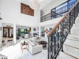 Lakeside Luxe Modern 5BR Retreat close to HOSPITAL