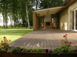 Mere Holiday House，位于Salme的酒店