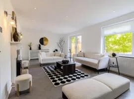 Stunning 4-bed Home in Milton Keynes by Renzo, Swimming Pool, Games Room!