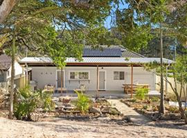 Cute Beach Cottage - Absolute Beach Front，位于图克雷的酒店
