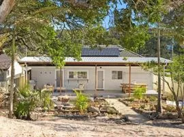 Cute Beach Cottage - Absolute Beach Front