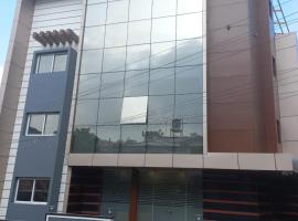 SUROOR Recidency，位于维拉杰佩特的酒店