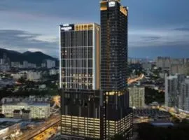 High Rise Haven 3BR Rooftop Pool Stylish Comfort 9pax