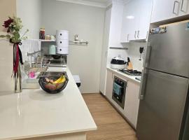 Stylish 2-Bedroom Apartment in Maddington, 15 Minutes from Perth Airport，位于珀斯的酒店
