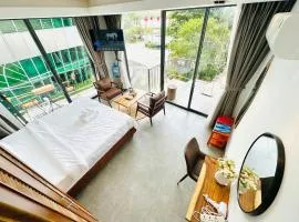 302MSNK Luxe Studio w Balcony & Kitchen