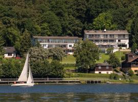 PlusNaturHotel direkt am Ederseeufer Waldhotel Wiesemann und Ferienapartments，位于瓦尔德克的酒店