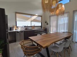 Luxury Seaview 4 Bedroom Villa，位于西塔努的酒店