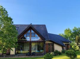 Bioclimatic eco-friendly house near Mauléon，位于Idaux-Mendy的酒店