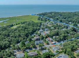 Updated Beach House Deck Outdoor Shower!，位于查塔姆的宠物友好酒店