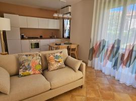 La casa di Francy con Giardino Privato，位于Torrette的酒店
