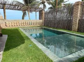 Casa pé-na-areia c/ piscina e churrasqueira em Japaratinga