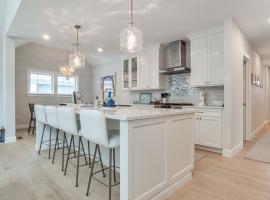 2 Mi to Public Beach Access! Cape Cod Family Home，位于马什皮的酒店