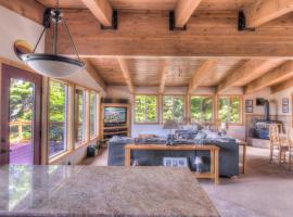 Chamberland Getaway Lake Views with Deck，位于塔霍马的酒店