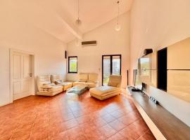 Kumbor sunny port with shared pool，位于昆博的酒店