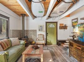 Incline Cottage Year-Round Outdoor Fun，位于斜坡村的酒店