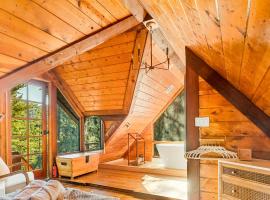 Cute Romantic Cabin With Hot Tub 5 Min from Lake，位于Crestline的酒店