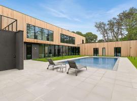 Blue Jay Villa by Rove - Family Home with Heated Pool Sauna & Gym