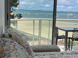 Première ligne - Vue mer exceptionnelle - Accès direct plage - Grand balcon - Parking privatif clos - Tout à pieds，位于阿卡雄的酒店