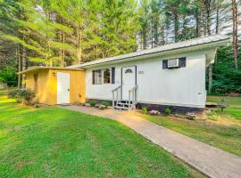 Snowmobile and ATV Trails On-Site Adirondacks Abode，位于Greig的酒店