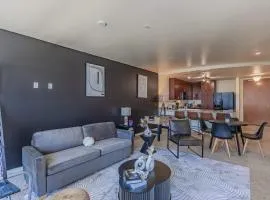 Stylish High-Rise 2BR DT Views Pool Parking
