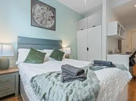 Leeds Stylish City Flat - Sleeps 8 - 2 mins to City Centre