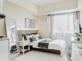 Cozy Suite with City View Near Roxas Night Market，位于达沃市的带停车场的酒店