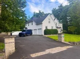 Luxury-Hot Tub-Beautiful Kitchen-King Bed Suite-Game Room-Fenced Yard-Fire Pit-BBQ